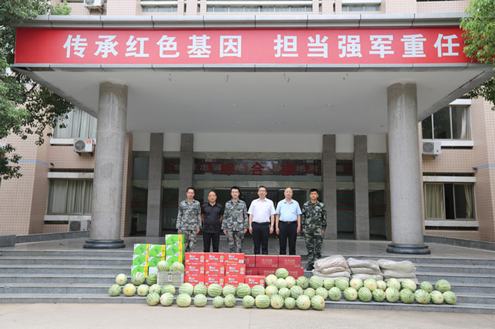 市房产管理中心八一前夕慰问部队官兵